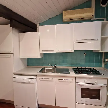 아파트 Lovely One-bedroom Attic In An Ancient Village *