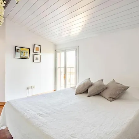 Daire Lovely One-bedroom Attic In An Ancient Village Bolonya