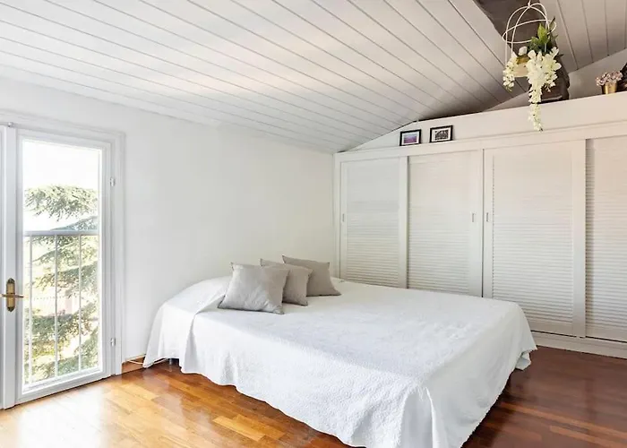 Lovely One-bedroom Attic In An Ancient Village Apartmán