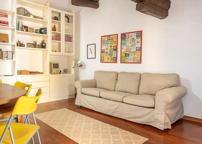 Lovely One-bedroom Attic In An Ancient Village Boloňa