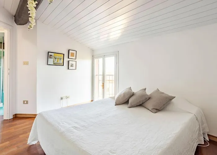Apartman Lovely One-bedroom Attic In An Ancient Village Bologna