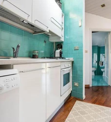 Lovely One-bedroom Attic In An Ancient Village Boloňa