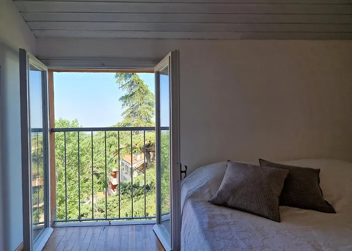 Apartamento Lovely One-bedroom Attic In An Ancient Village Bolonia